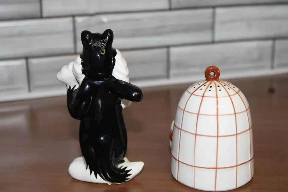 Vintage Warner Bros Tweety and Sylvester Ceramic Salt & Pepper shakers